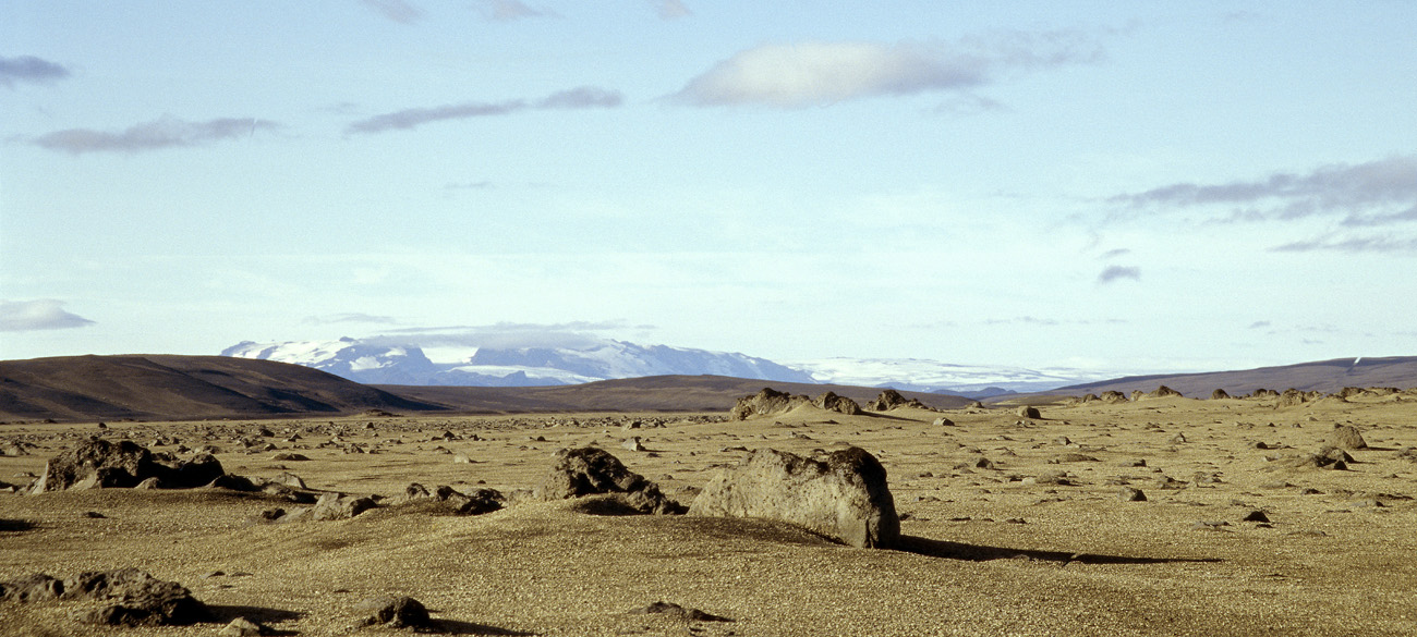 isl_346 hkverkfjoll depuis f903 pano.jpg - Islande Centre, août 2003 : F903 Hkverkfjoll paysages lunaires Kodak Ektachrome 100 G
